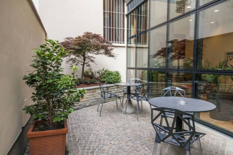 מלון Hotel Des Etrangers מילאנו, איטליה, קרוב לבית חבד.