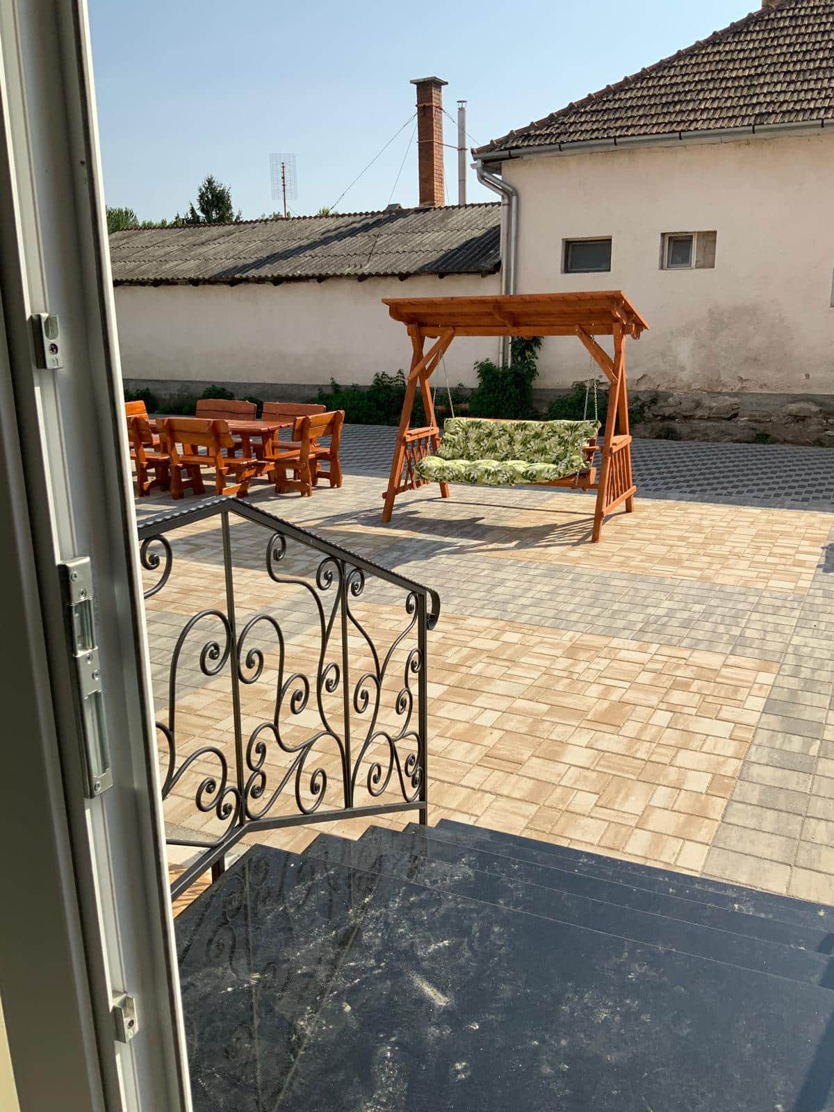 לינה בקרעסטיר