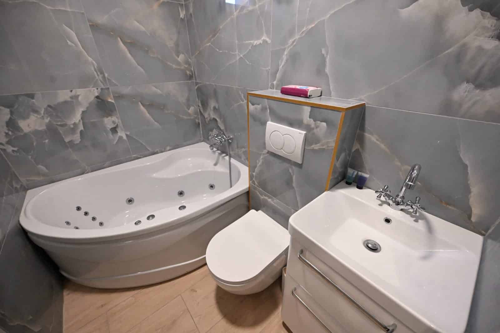 לינה בקרעסטיר