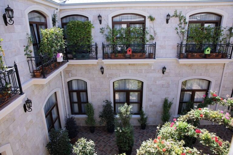 מלון Midway Baku Hotel באקו, אזרבייג'ן, קרוב לבית חבד