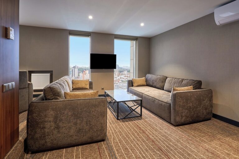 מלון Sky Loft Hotel by Rixwell קייב, אוקראינה ,קרוב לבית חבד.